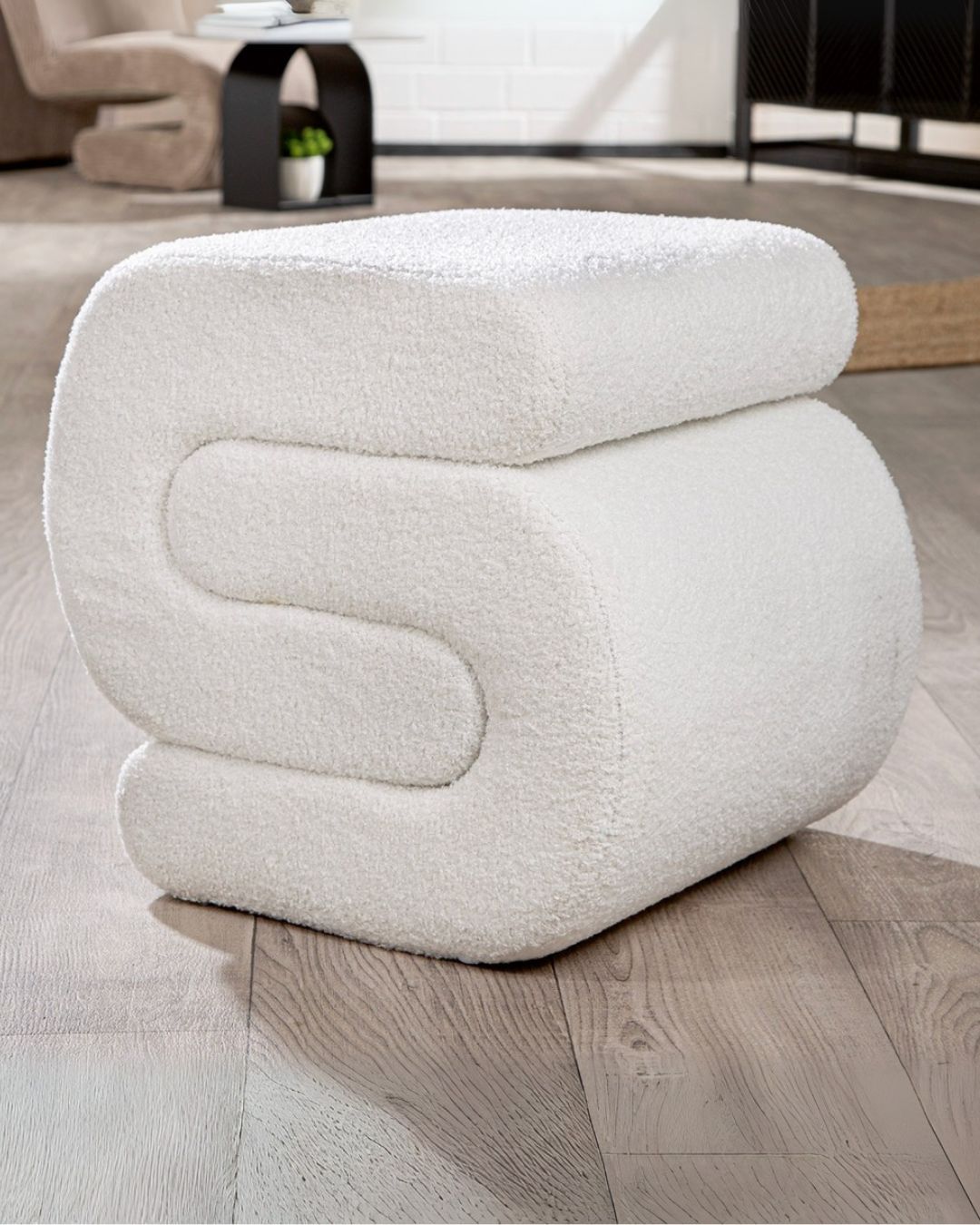 Kompakter weißer Hocker – Verwendung als Fußbank