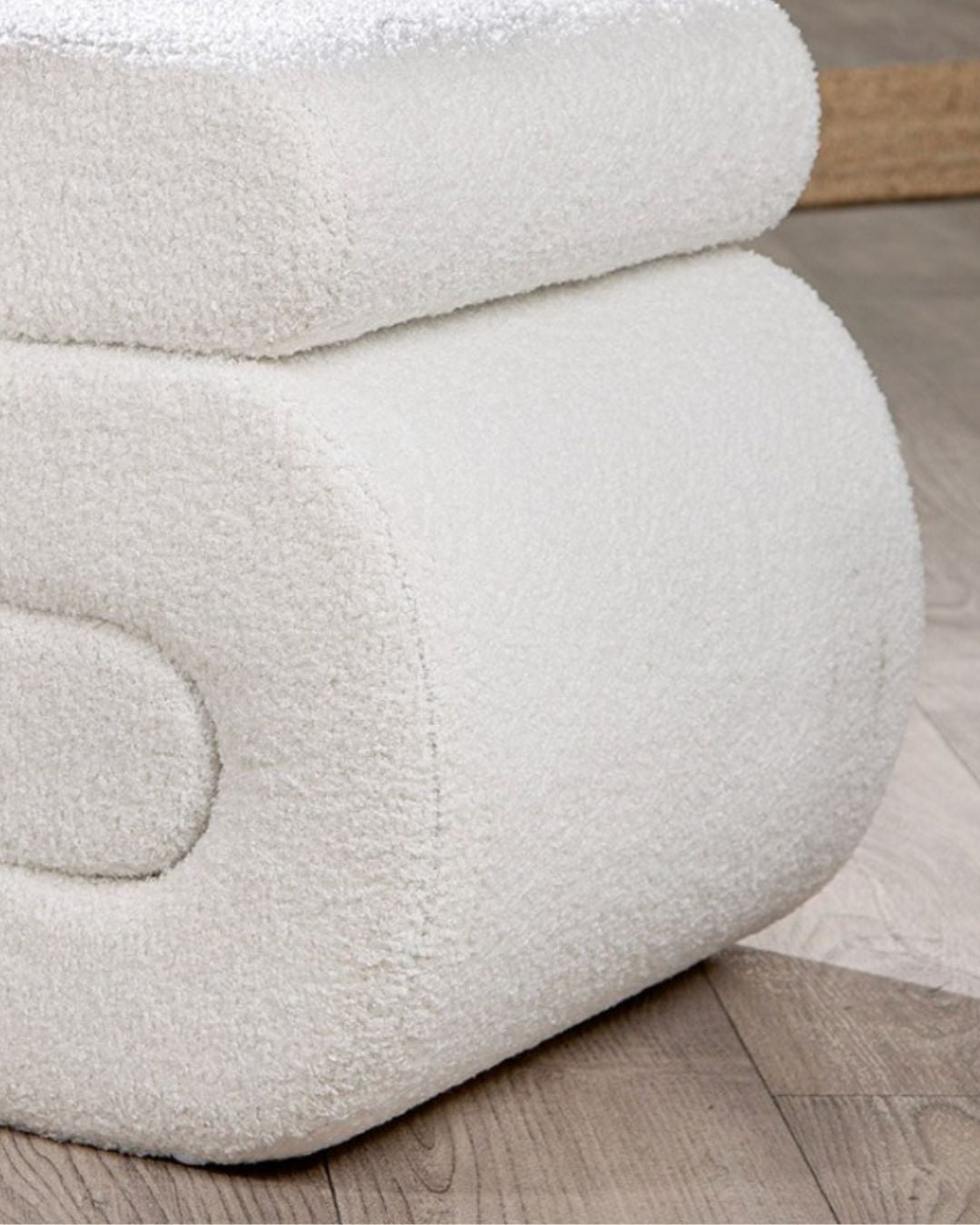 Weißer Hocker mit weichem Polster – Detailaufnahme Sitzfläche