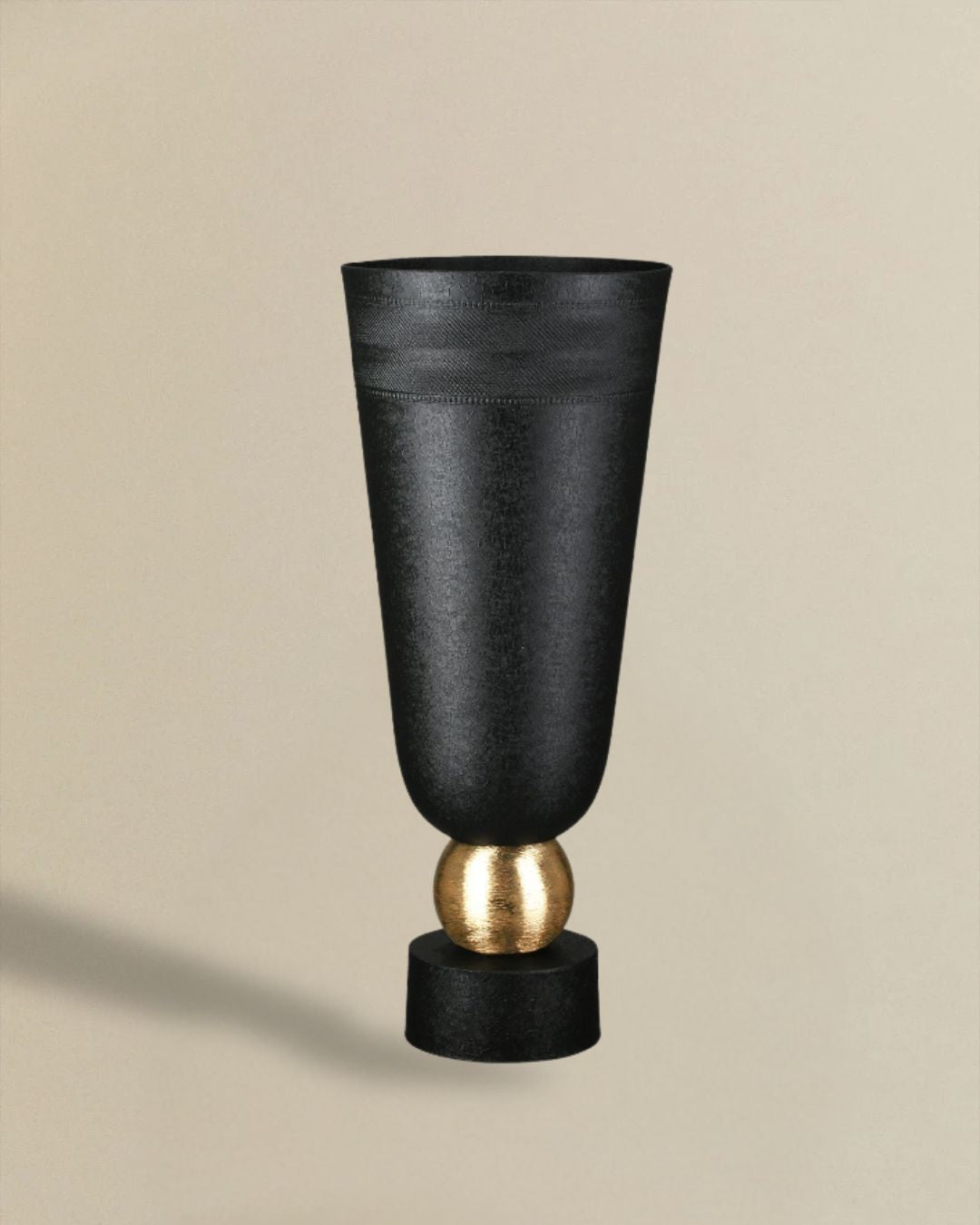 Konische Vase aus Aluminium in Schwarz & Gold