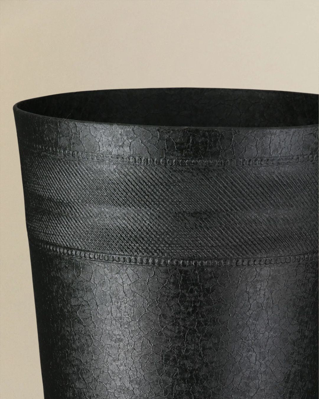 Hochwertige Metallvase für modernes Wohnen