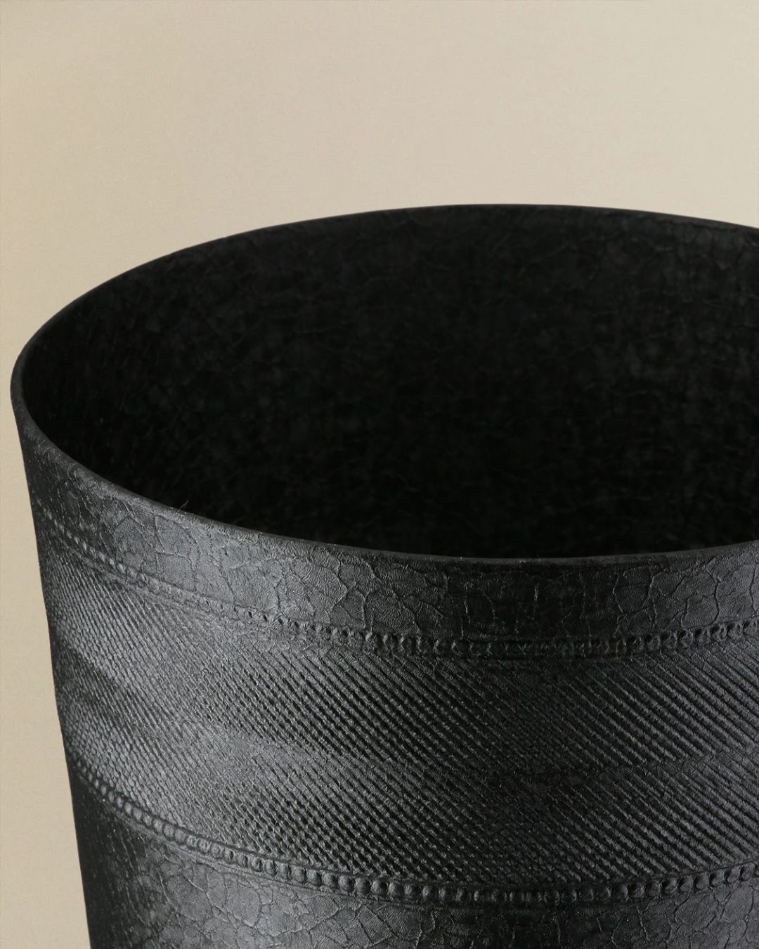 Stilvolle Vase mit goldenen Akzenten