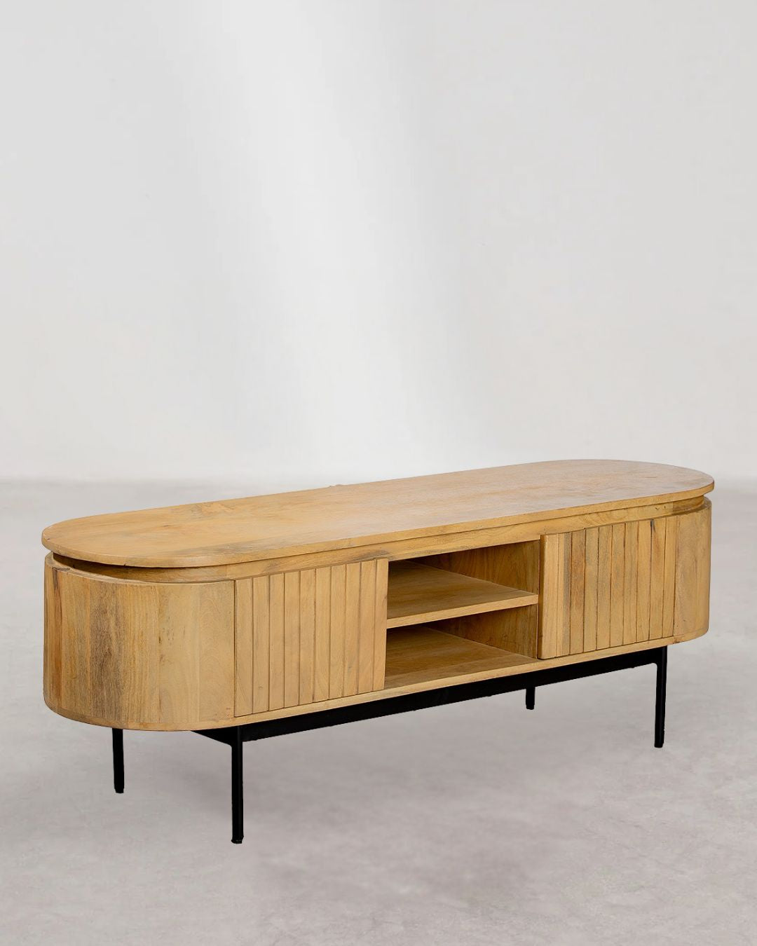 Lowboard aus Mangoholz naturfarben mit schwarzen Metallbeinen