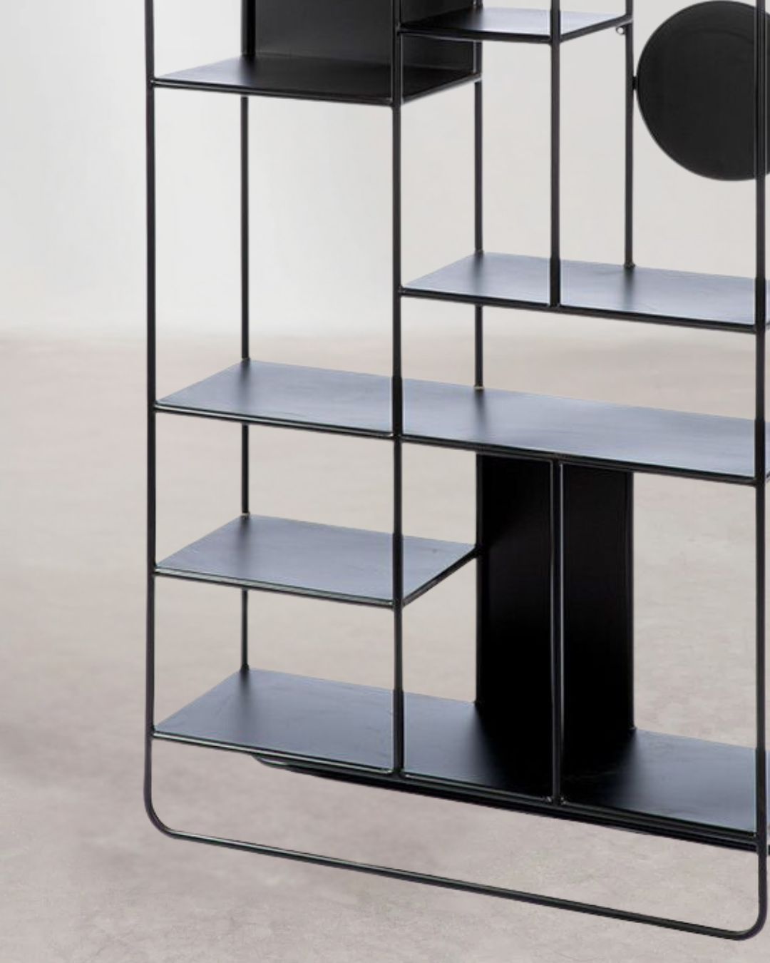 Stilvolles Standregal mit stabiler Metallkonstruktion für Wohn- und Arbeitsräume.