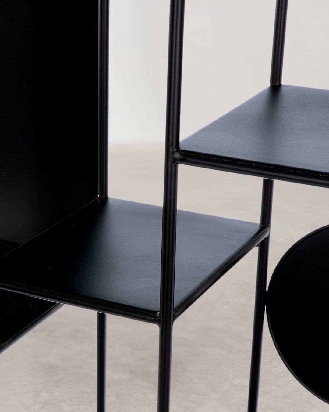 Schwarzes Regal mit großzügigem Stauraum für Bücher, Deko und mehr.