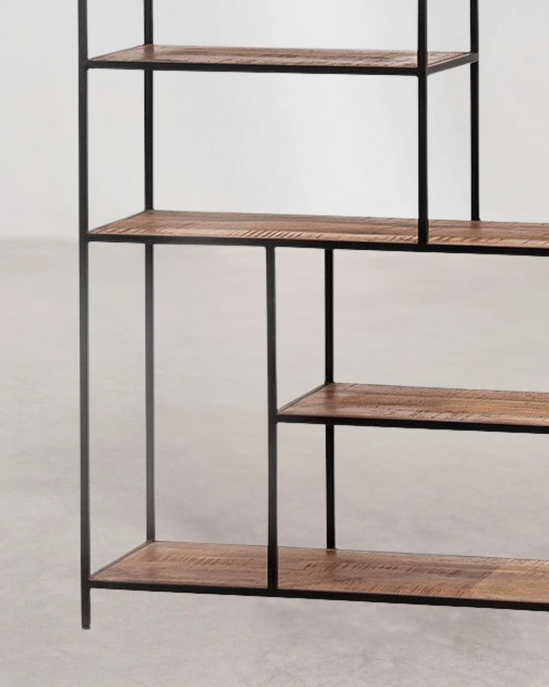Modernes Standregal aus braunem Metall für vielseitige Nutzung.
