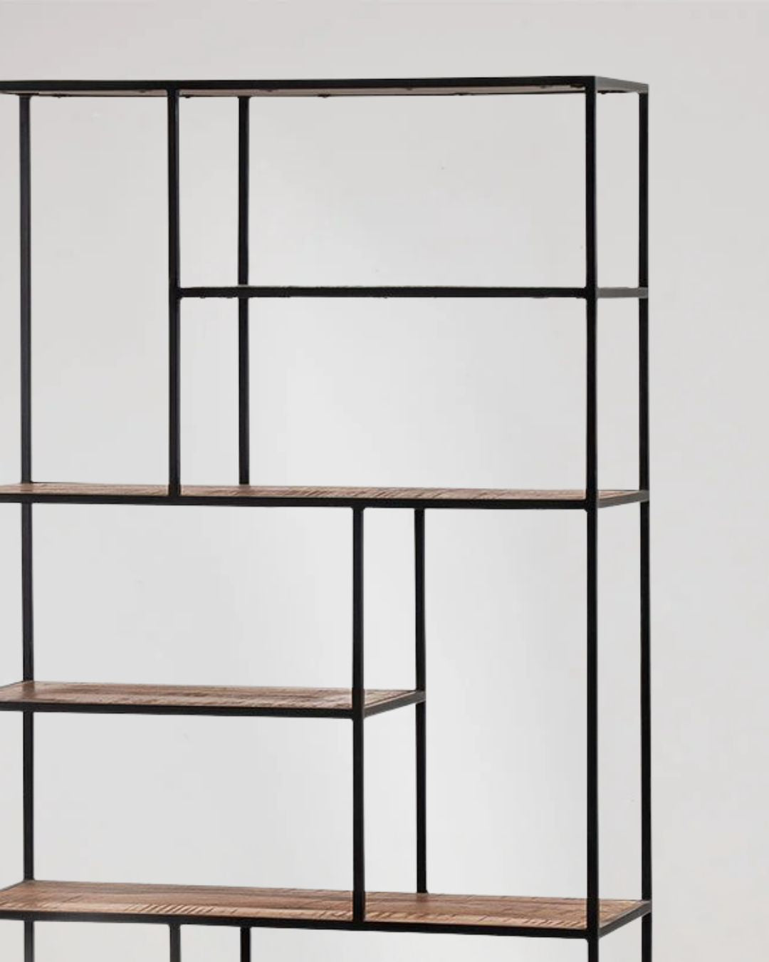 Hochwertiges Regal mit großzügiger Ablagefläche und stabilem Metallrahmen.