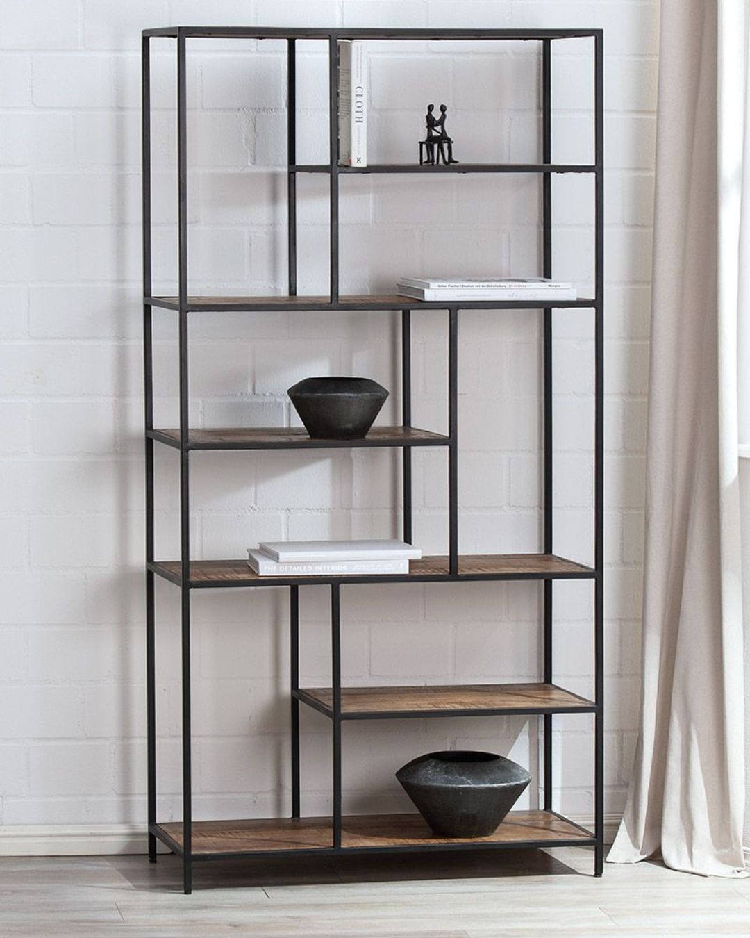 Metallregal im rustikalen Stil – ideal für Wohnzimmer oder Büro.