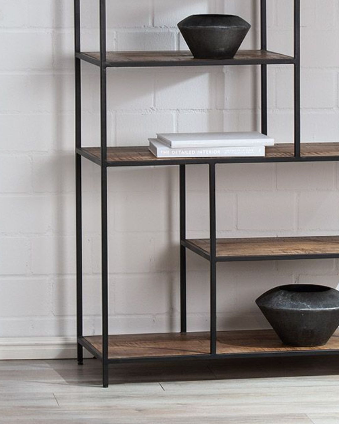 Elegantes braunes Metallregal als stilvolle Aufbewahrungslösung.