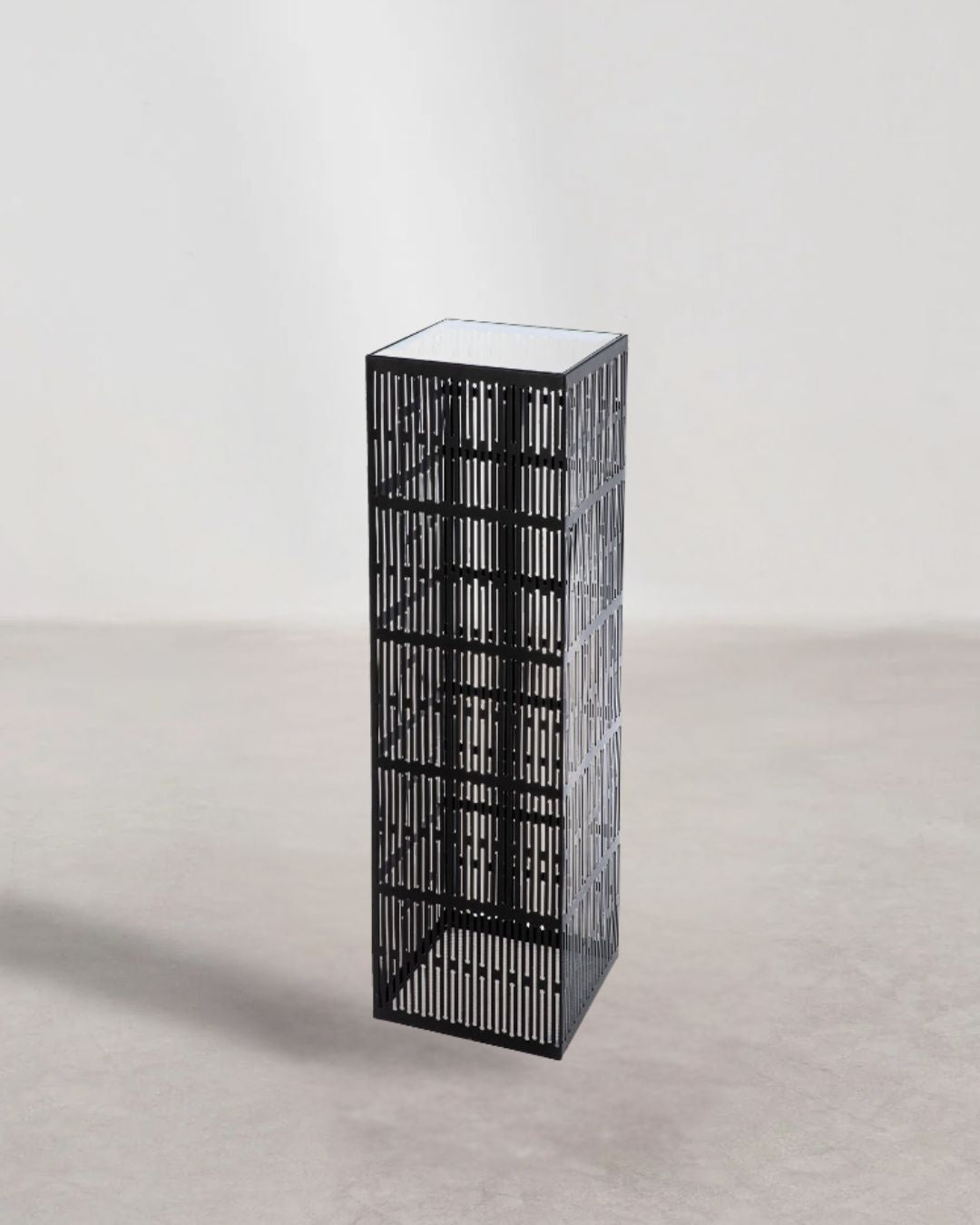 Schwarze Metallsäule in zwei Größen