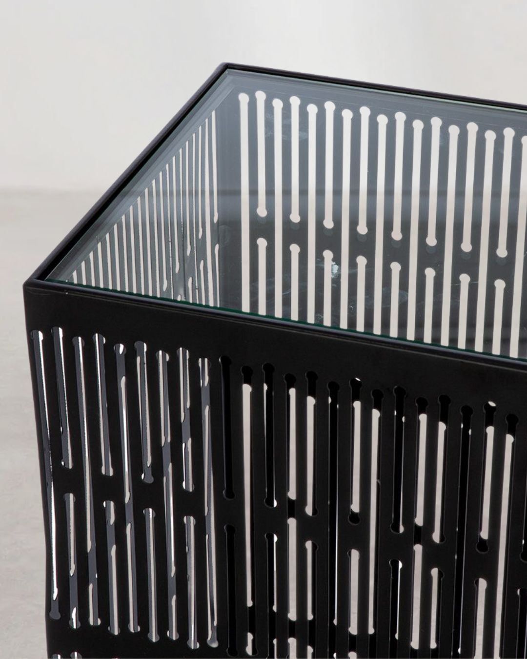 Hochwertige Säule aus Metall in Schwarz