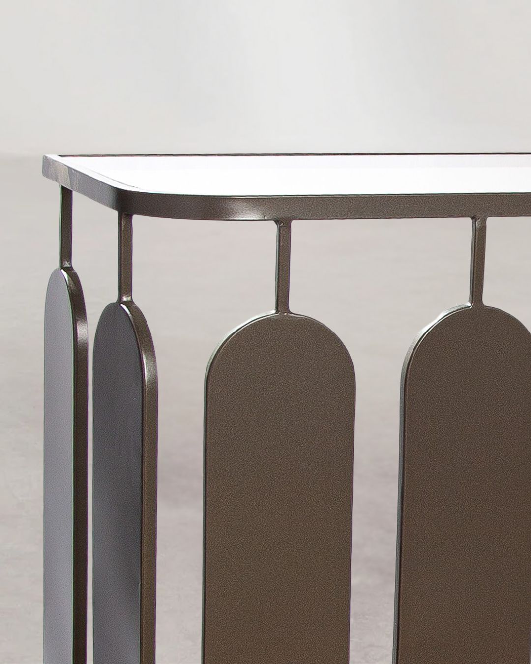 Detailaufnahme der hochwertigen Metallkonstruktion des Sideboards.