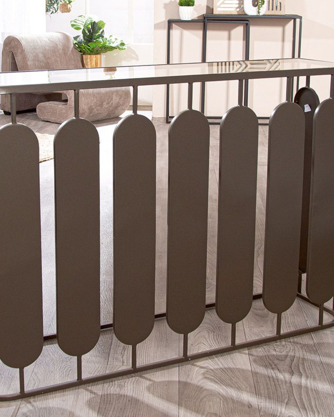 Modernes Sideboard mit großzügigem Stauraum in Anthrazit.