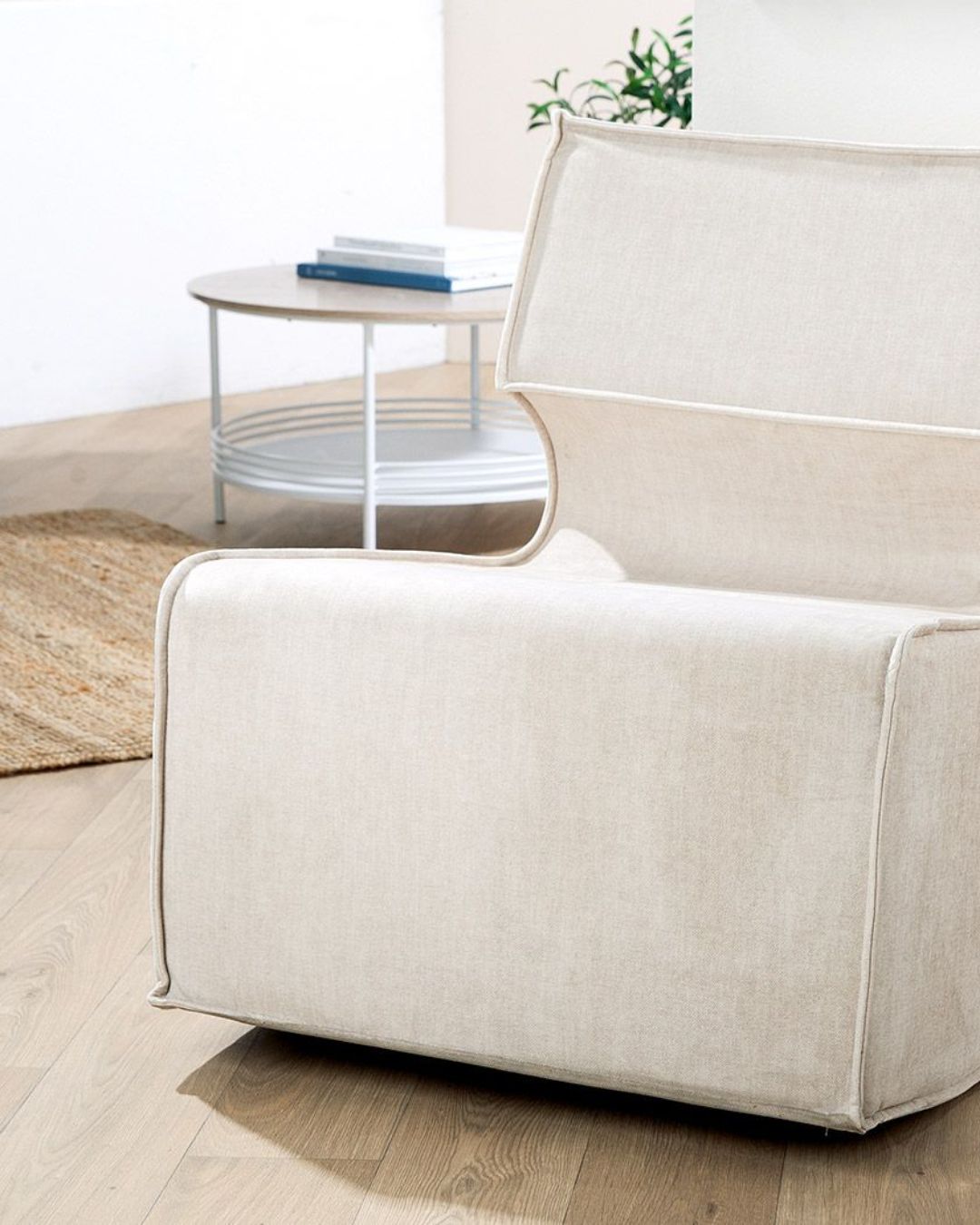 Detailansicht der hochwertigen Stoffpolsterung des beigen "Nobra" Sessels.