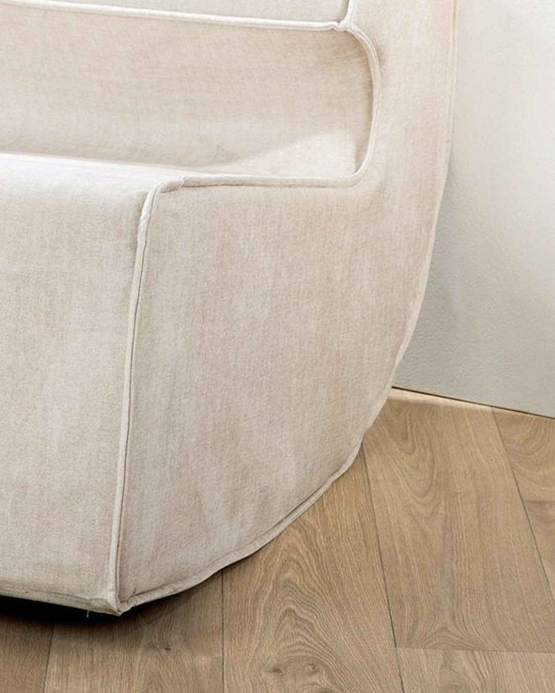 Seitenansicht des eleganten beigen "Nobra" Sessels mit großzügiger Sitzfläche.