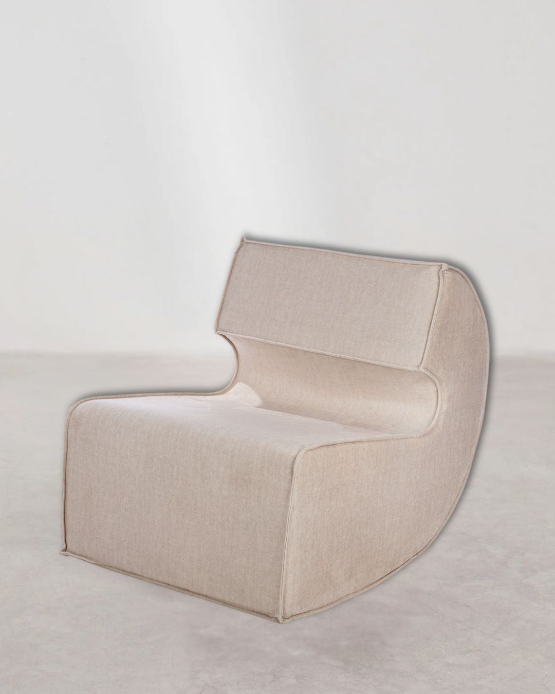 "Nobra" Sessel aus Stoff in Beige mit weicher Polsterung und modernem Design.