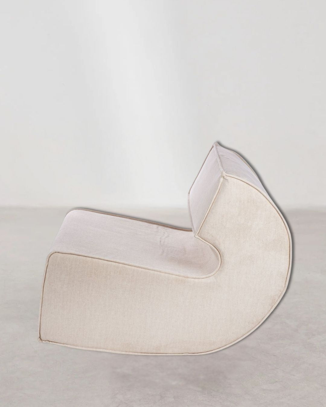 "Nobra" Sessel in Beige, perfekt für gemütliche Ecken und verschiedene Einrichtungsstile.