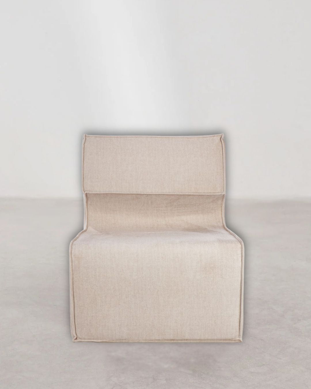 "Nobra" Sessel im eleganten Beige, ideal für Wohnzimmer oder Schlafzimmer.