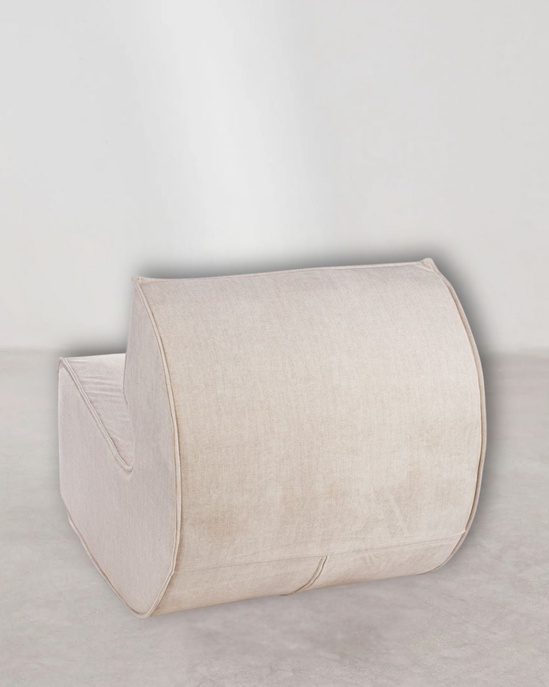 Blick auf den beigen "Nobra" Sessel mit stilvollem Design und komfortabler Polsterung.