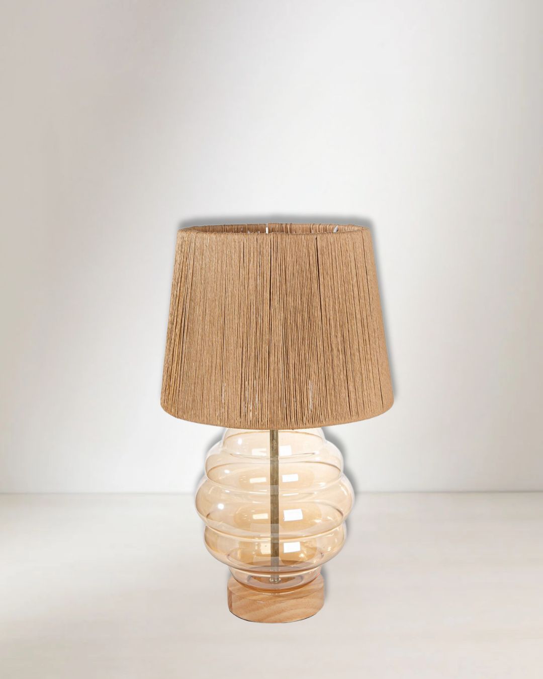 Handgefertigte Tischlampe aus Glas in Naturtönen mit organischer Form.