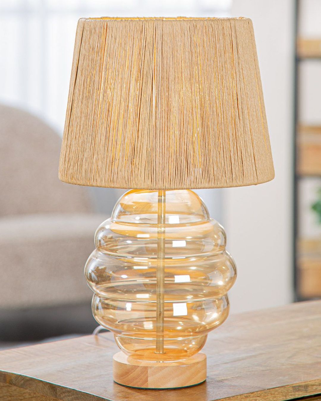 Elegante und moderne Tischlampe mit sanfter, diffuser Beleuchtung.