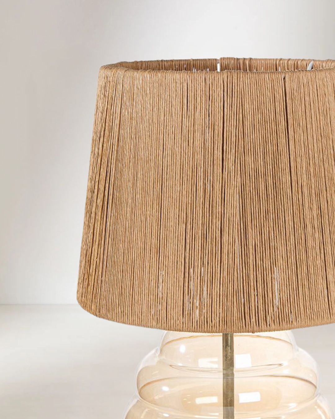 Stilvolle Glaslampe mit E27-Fassung für vielseitige Lichtgestaltung.