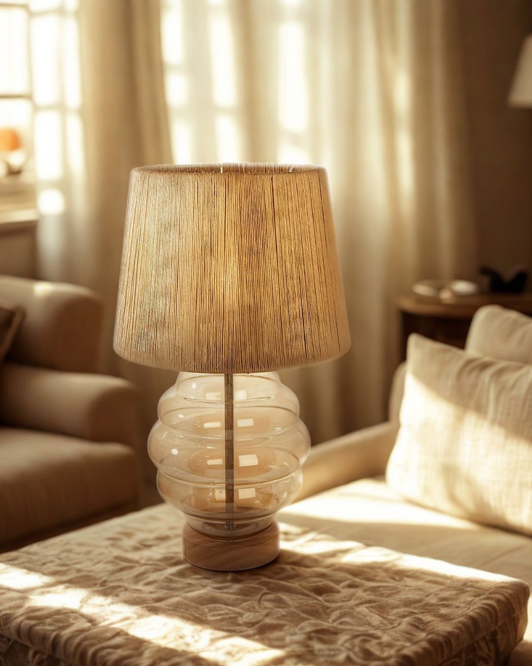 Stilvolle Glaslampe mit E27-Fassung für vielseitige Lichtgestaltung.