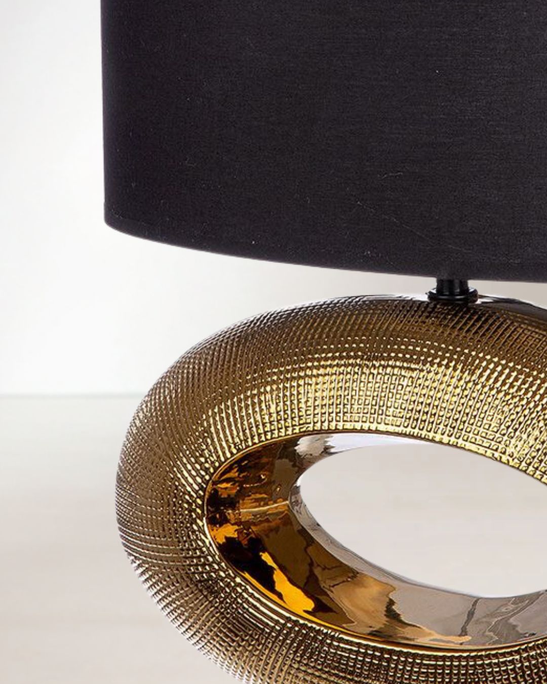 Stilvolle Tischlampe mit ovalem Lampenschirm – perfekt für moderne Wohnräume.