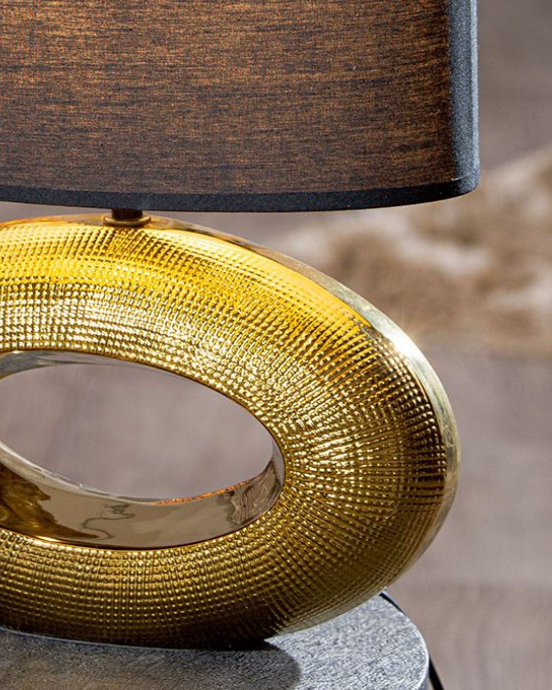 Hochwertige Tischlampe „Konya“ mit E27-Fassung für stimmungsvolles Licht.