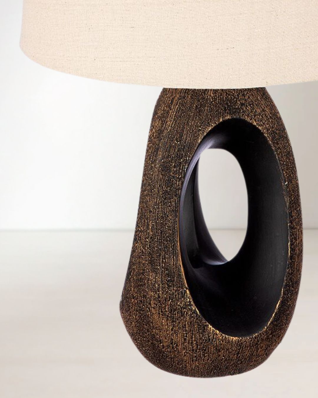 Stilvolle Tischlampe mit beigem Lampenschirm und eleganter Form.