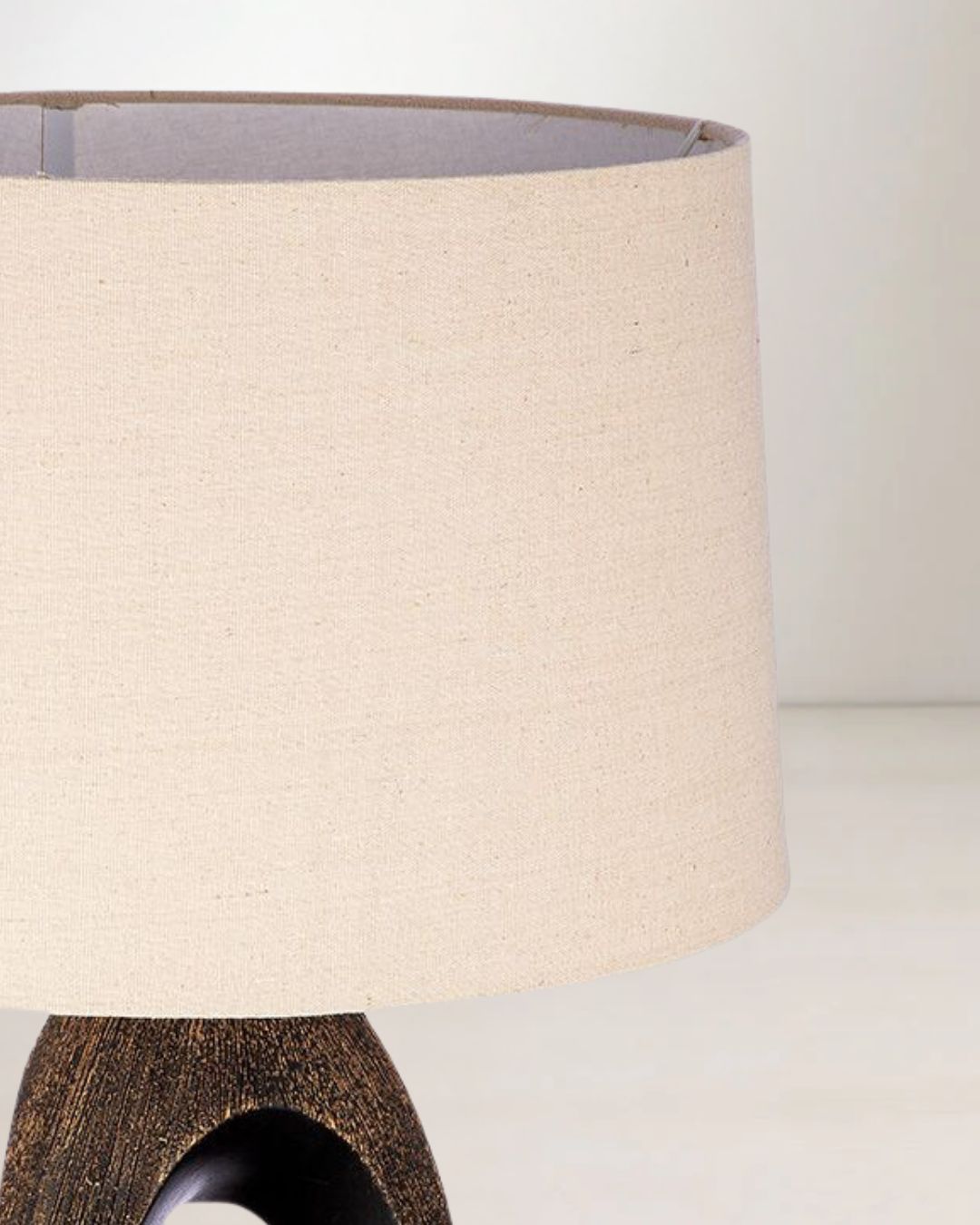 Detailaufnahme der Keramikstruktur des schwarzen Lampensockels.