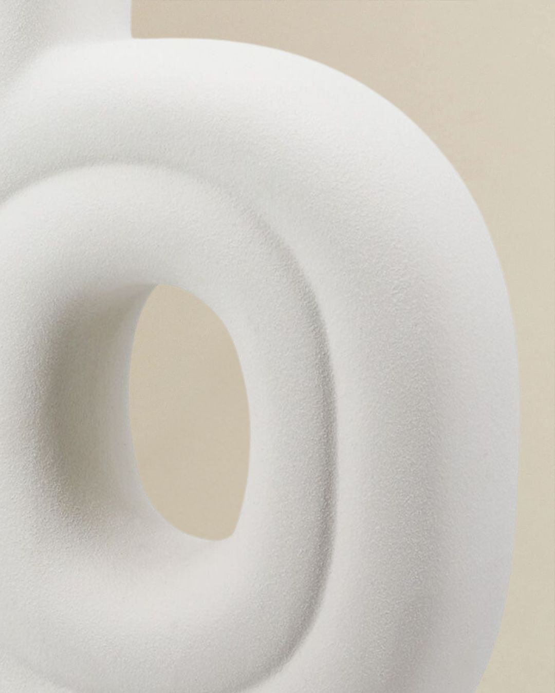 Stilvolle Deko-Vase mit einzigartiger Lochstruktur.