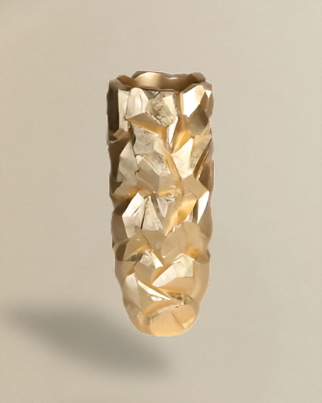 XXL-Pflanztopf „Golde“ aus Fiberglas mit goldener Oberfläche – erste Version (H. 70 cm).