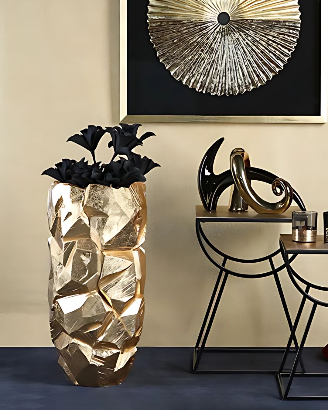 Dekorativer Indoor-Blumentopf mit glänzendem Finish.