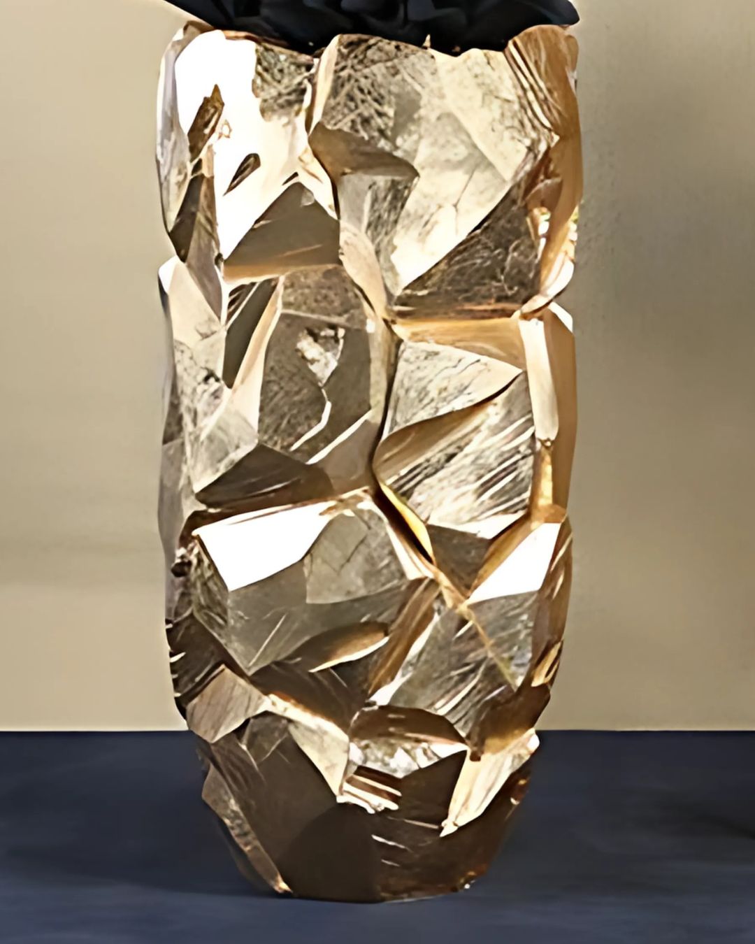 Luxuriöses Pflanzgefäß für große Pflanzen und exklusive Raumgestaltung.