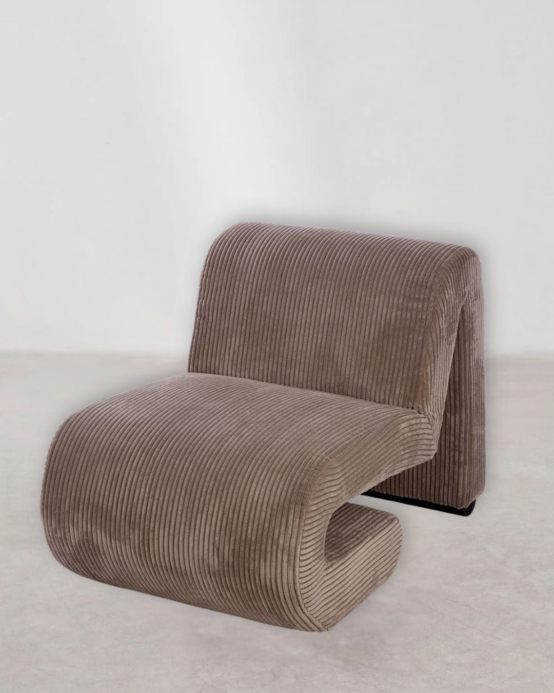 "Poltrana" Sessel aus hochwertigem Stoff in Beige mit weicher Polsterung und stilvollem Design.