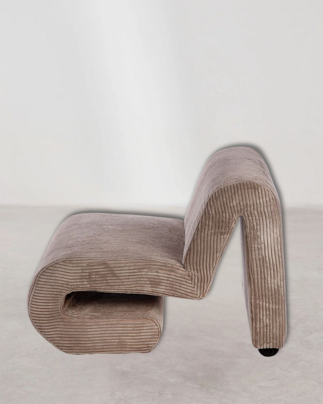 Seitenansicht des beigen "Poltrana" Sessels, der mit abgerundeten Ecken und ergonomischer Form punktet.