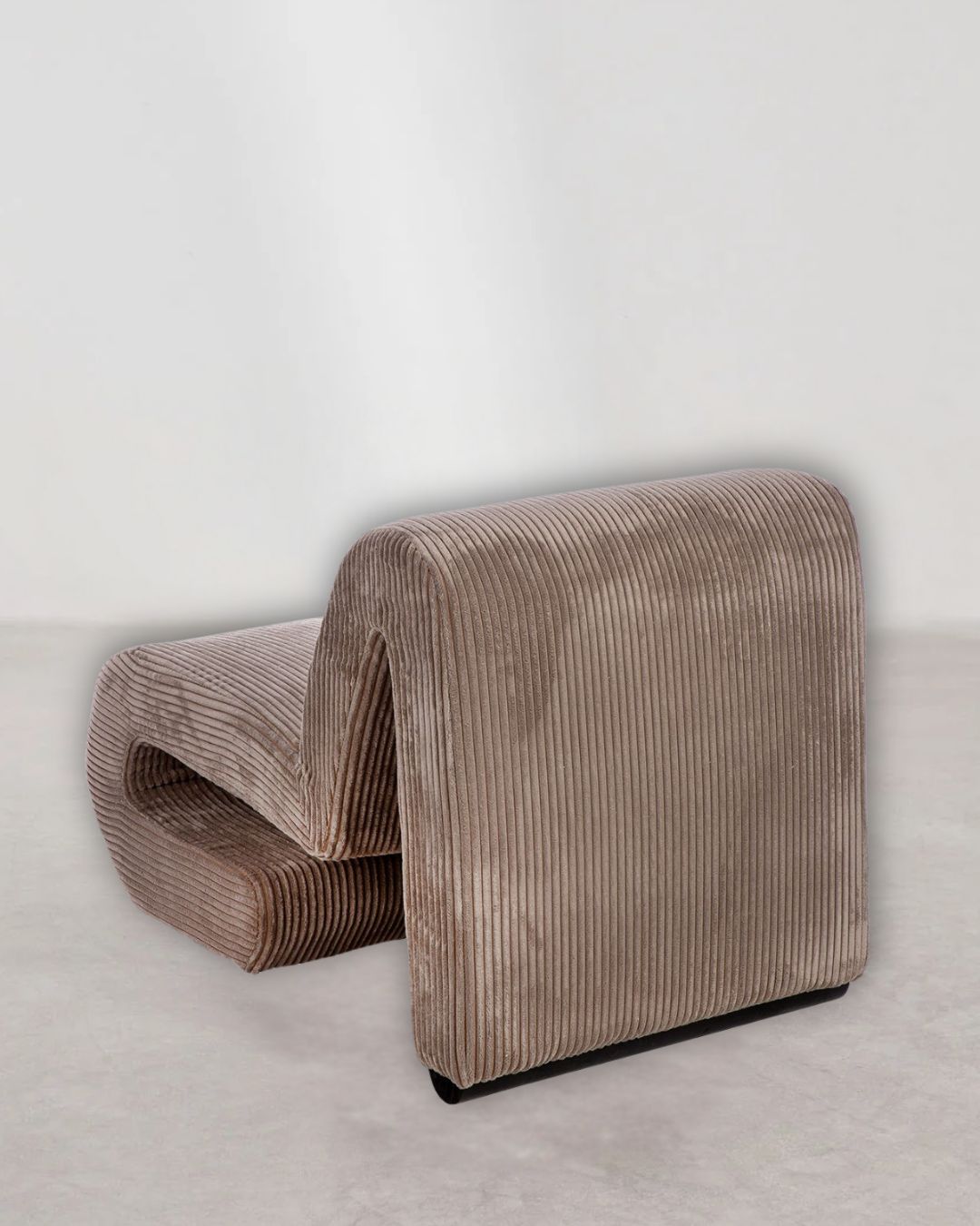 Detailansicht des beigen "Poltrana" Sessels mit weichem Stoffbezug und stabilen Beinen.