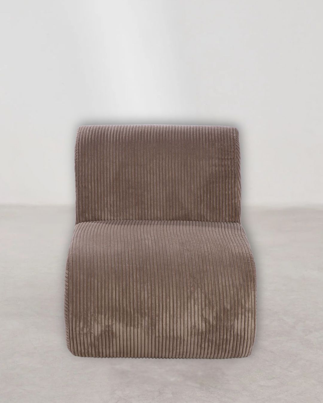"Poltrana" Sessel in Beige, ideal für Wohnzimmer, Schlafzimmer oder Büros.
