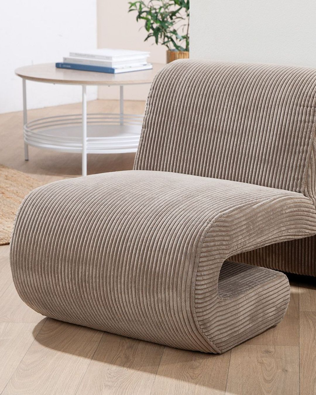 Blick auf den eleganten "Poltrana" Sessel aus Stoff, der sich perfekt in verschiedene Einrichtungsstile integriert.