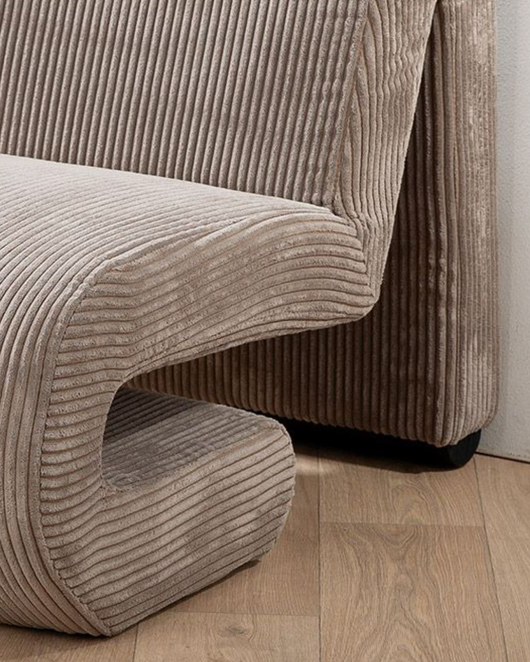 Komfortabler "Poltrana" Sessel aus beige Stoff, der Entspannung und Stil vereint.