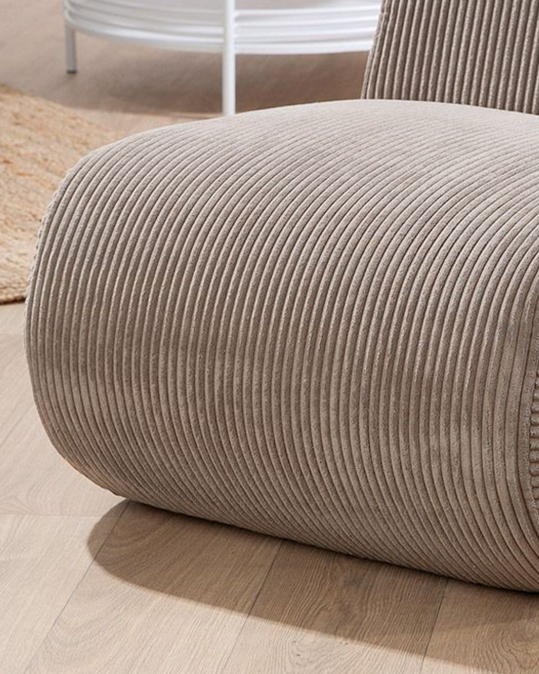 "Poltrana" Sessel mit ergonomischer Form und stabilen Beinen für langlebigen Komfort und Unterstützung.