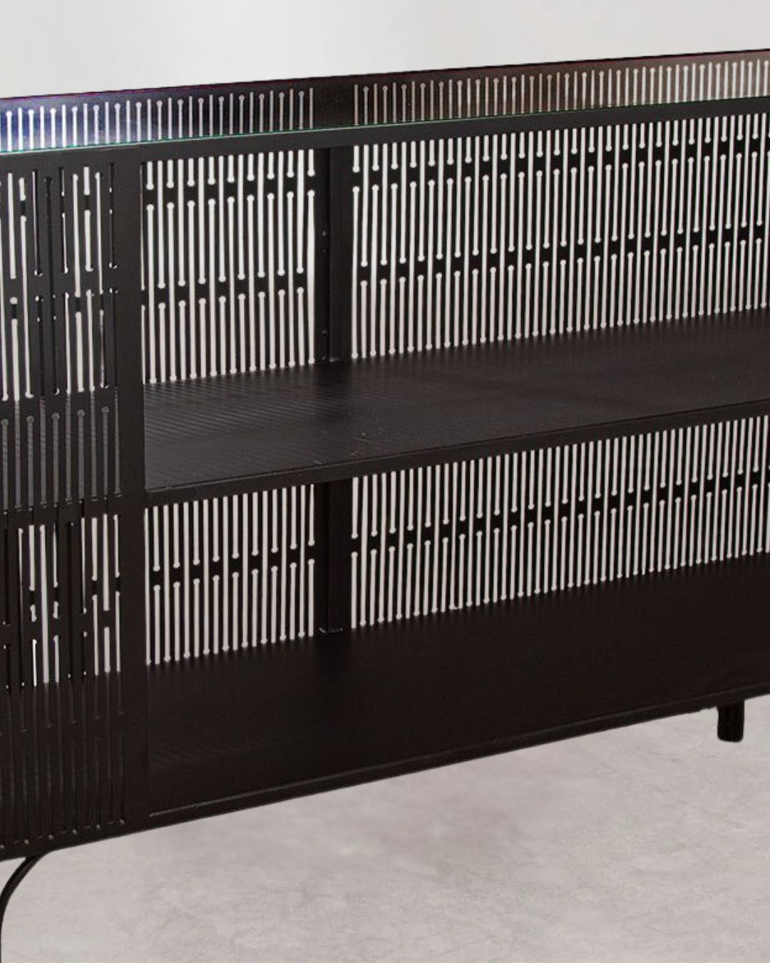 Robustes Sideboard aus Metall für stilvolle Aufbewahrung.