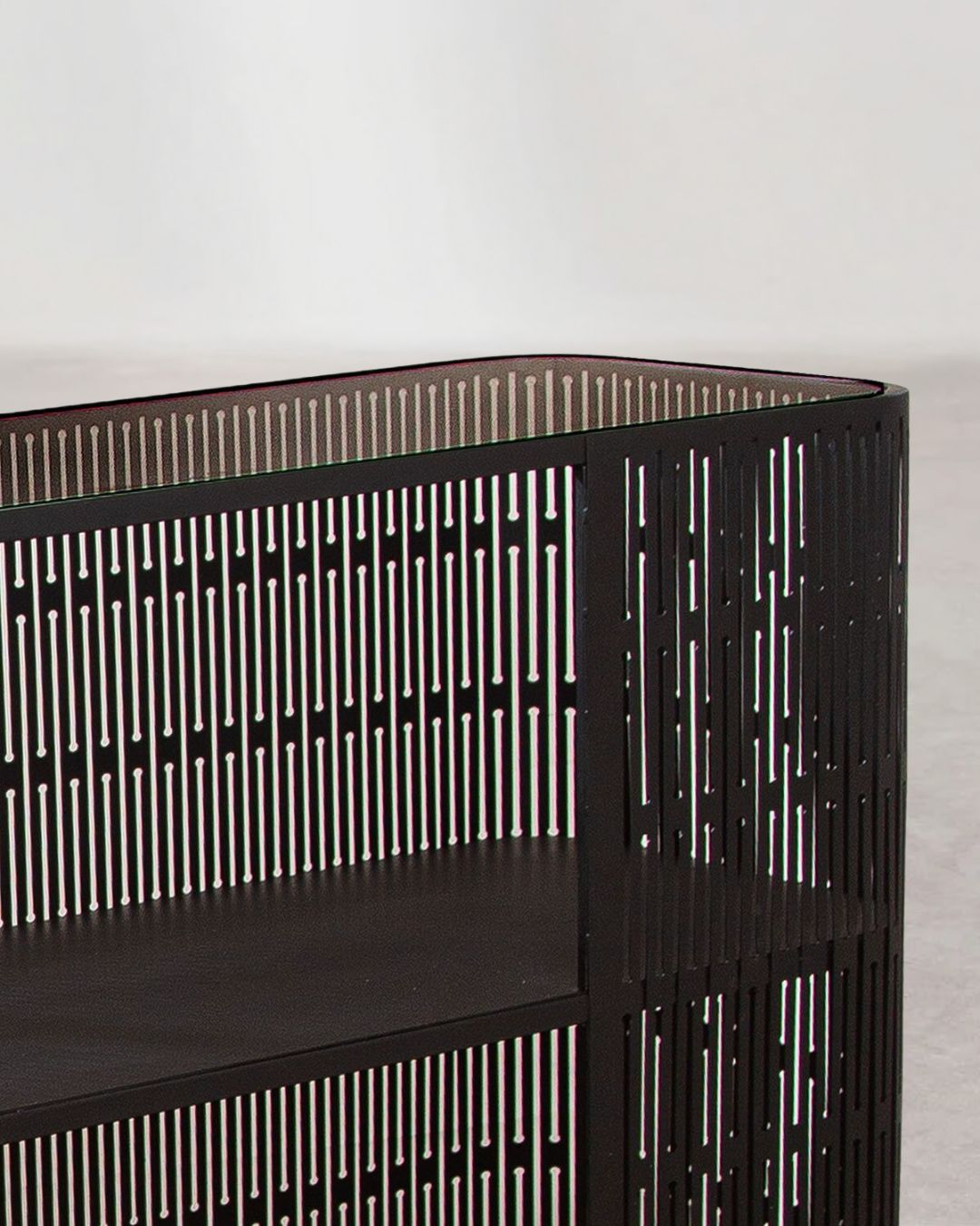 Elegantes Metall-Sideboard in Schwarz für Wohnzimmer oder Büro.