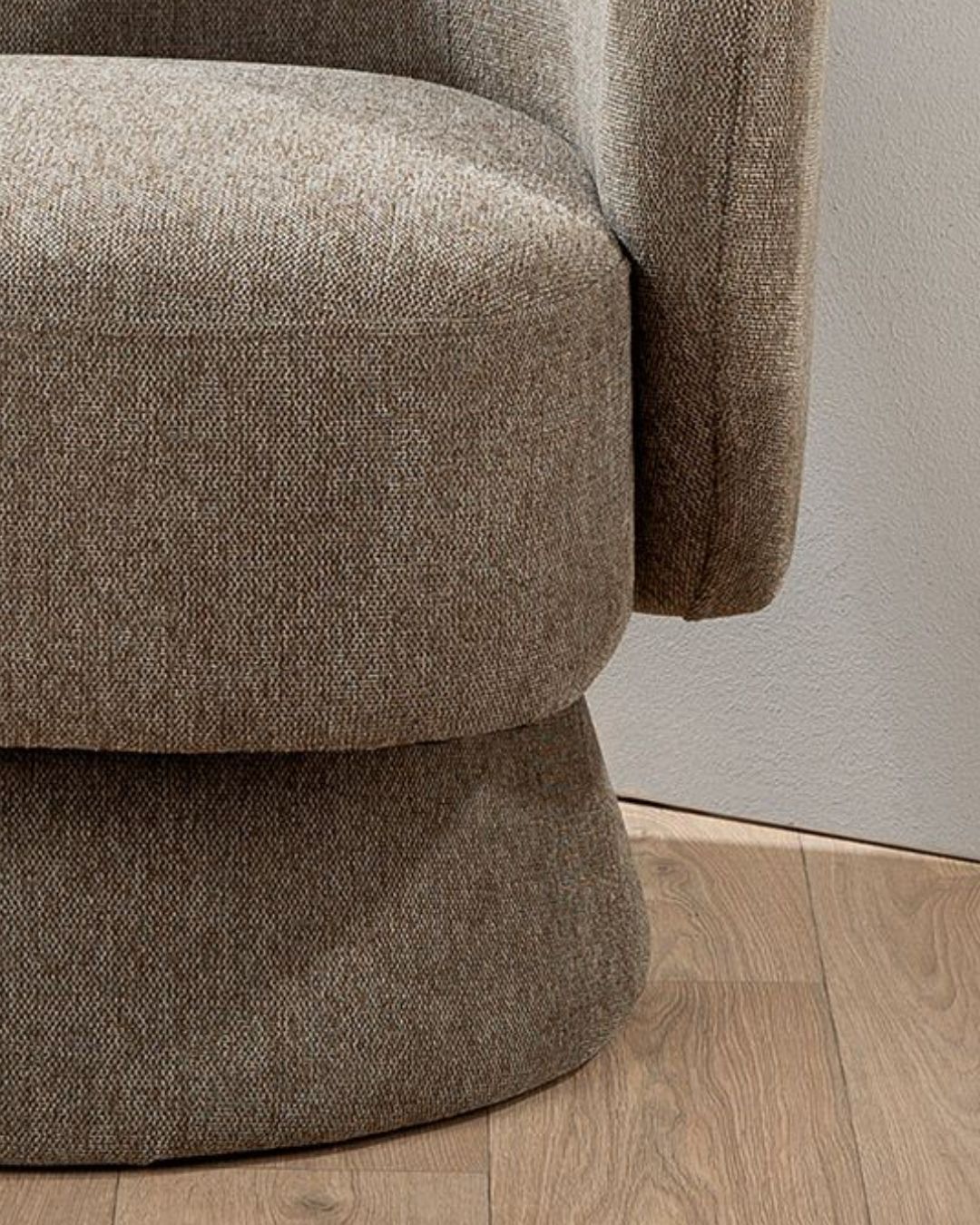 "Rotunda" Sessel in Grau, ideal für Wohnzimmer, Schlafzimmer oder Büro.