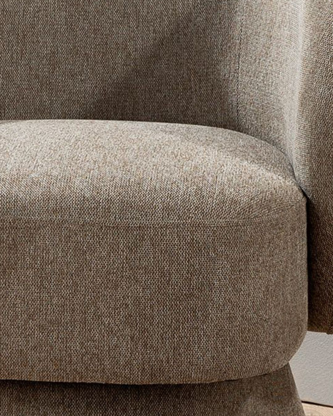 Blick auf den grauen "Rotunda" Sessel mit modernem Holzgestell und komfortabler Polsterung.