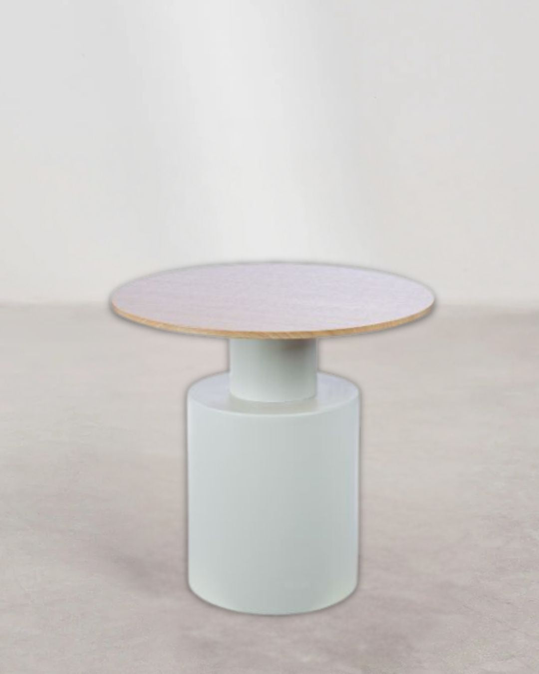 Runder Beistelltisch „Living“ aus Metall in Naturfarben und Weiß.