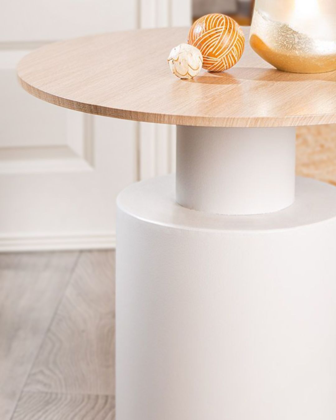 Moderner Beistelltisch mit schlichtem Design aus Metall – ideal für jedes Zimmer.