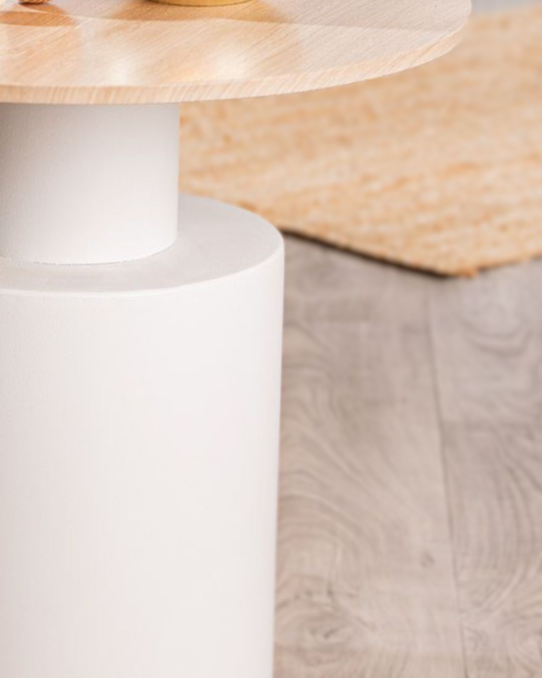Detailaufnahme des runden Beistelltisches „Living“ in Naturfarben/Weiß.