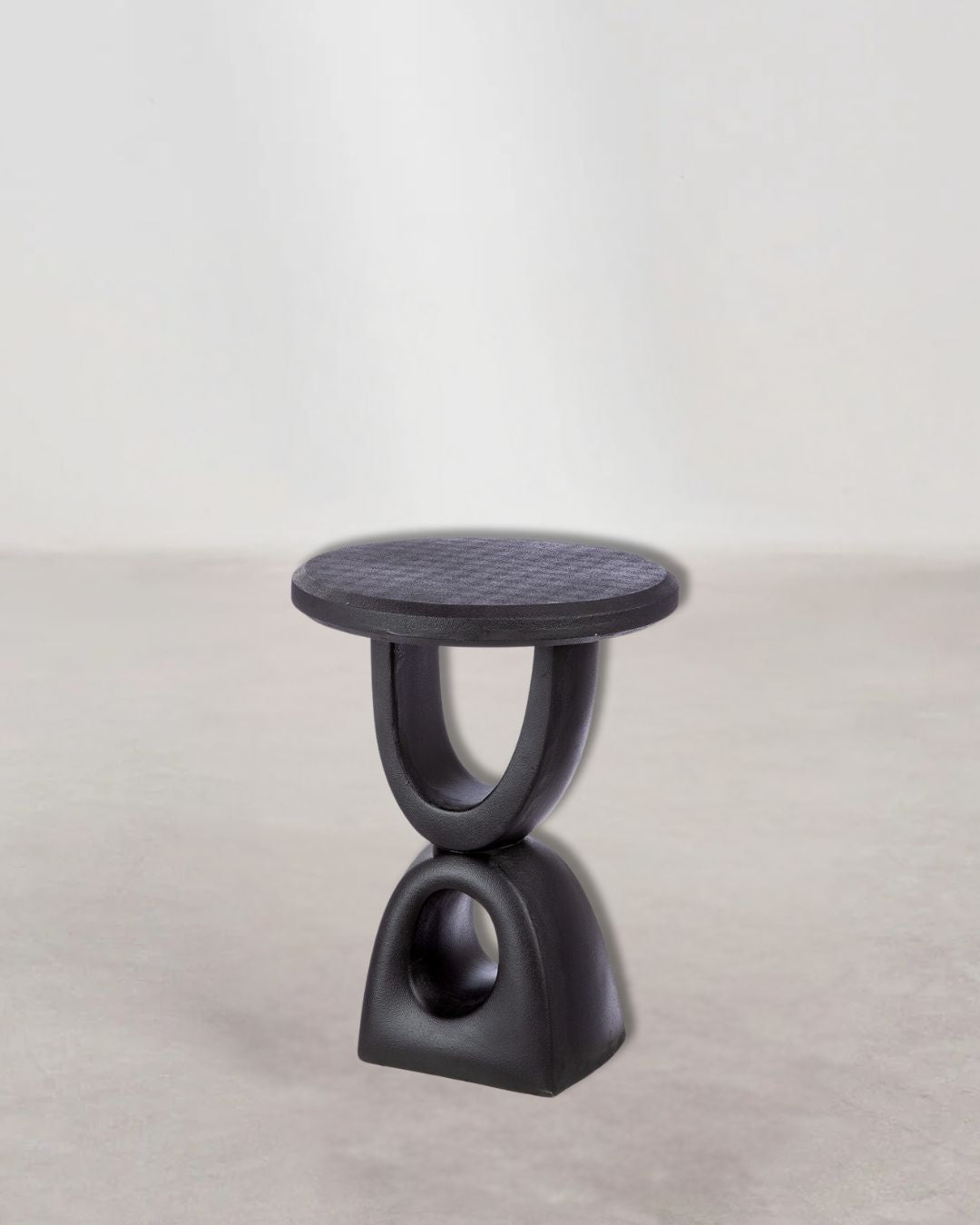 Runder schwarzer Beistelltisch „Preston“ mit modernem Design.