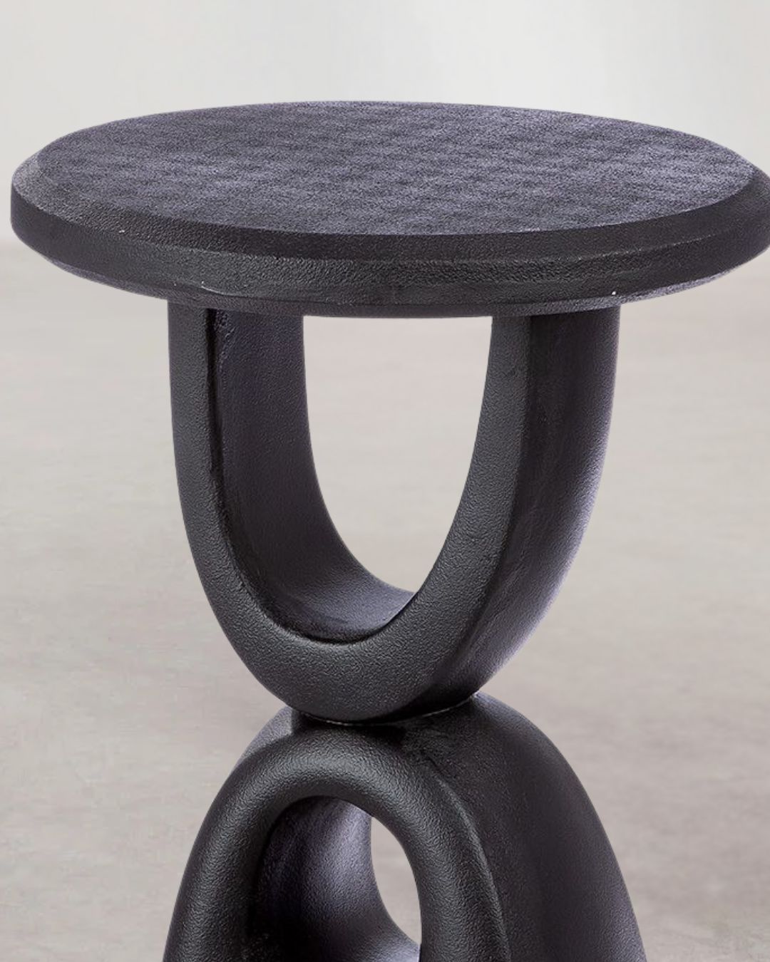 Eleganter Beistelltisch aus Polyresin – perfekt für Wohnzimmer und Schlafzimmer.